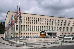 Cade nel vano di un ascensore della Farnesina, morto un operaio