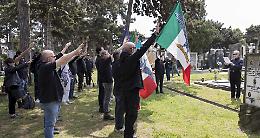 Tributo al duce e a Farinacci tra canti, inni e saluti romani 