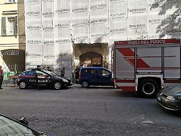 Cade dal terzo piano in un cantiere in via Marmolada, operaio ferito