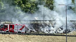 Sterpaglie a fuoco lungo la tangenziale, fumo e fiamme