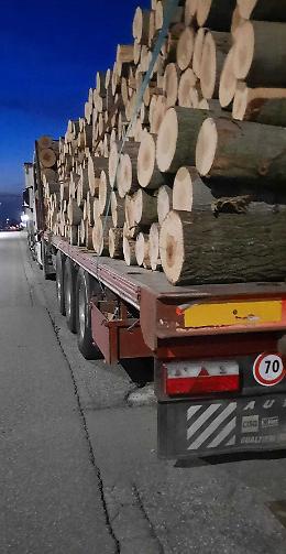 Camion sulle ciclabili: «In sosta tutte le notti»