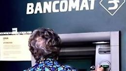 Anziana seguita e derubata al bancomat