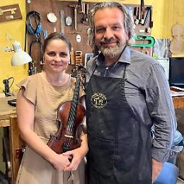 Ucraina,  il liutaio Trabucchi dona uno strumento alla violinista profuga