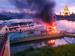 Incendio sul pontile turistico, salvata dal rogo la motonave Stradivari