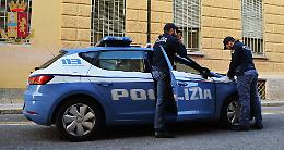 Danneggia la vetrina di un negozio, ma un dipendente lo riprende