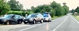 Scontro tra auto, sfiorato schianto contro un muretto 