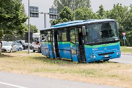 Paura al rondò di via Mantova, contatto tra pullman di linea e auto