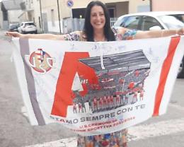 Sergnano, in dono a Silvana la bandiera della promozione autografata dai protagonisti 