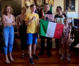 Famiglia ucraina in fase di rientro nella città di Kmelnitsky, il saluto di Bozzolo