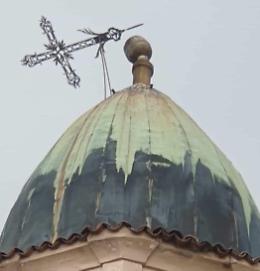 Paura per il forte vento: si stacca l'antica croce in ferro battuto del campanile
