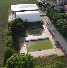 Per la piscina un solarium e la copertura di una vasca