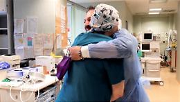 L'emozionante incontro col primo paziente Covid dimesso dall'ospedale: «Grazie a chi mi ha salvato la vita»