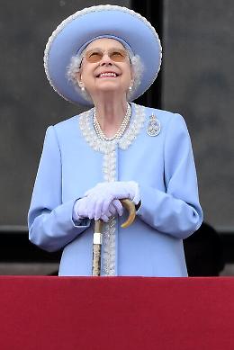 Giubileo di platino di Elisabetta: ovazione e urrà per la regina