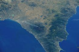 AstroSamantha fotografa il pennacchio di cenere dell'Etna