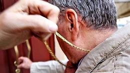 Rubano una collana a un anziano con la 'tecnica dell’abbraccio', coppia arrestata