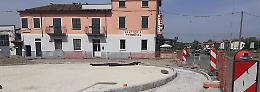 La rotonda di via Gaeta invade la trattoria: «Sarò costretto a chiudere»
