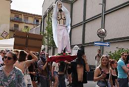 Cremona Pride, adesso si indaga sul manichino travestito da Madonna con i seni in vista