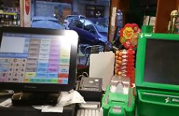 Dipendenti di una tabaccheria truffate per 15mila euro: uomo e donna denunciati