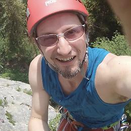 Precipitato  dalla parete del centro arrampicata: «Sono vivo per miracolo»
