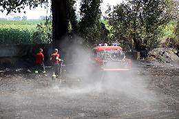  Incendio in un appezzamento confinante con la strada, ignote le cause