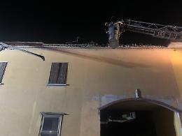 Paura nella notte, crolla il cornicione di una casa: nessun ferito
