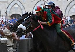 Palio di Siena, il Drago vince al fotofinish con la Torre