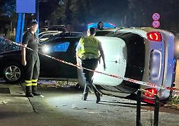 Perde il controllo dell'auto, abbatte un albero e si ribalta: ferito un 28enne