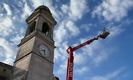 Tromba d'aria, operazioni di verifica della sommità del campanile. Croce rimossa a Castelfranco d'Oglio