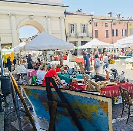 Antiquariato, il mercatino del collezionismo preso d'assalto dai turisti