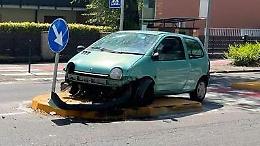 Con l'auto su un salvagente di via Giuseppina: anziano leggermente ferito