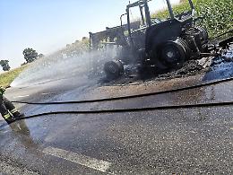 Un mezzo carico di pneumatici prende fuoco sulla provinciale 47