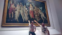 Blitz ambientalisti, incollati a vetro Primavera Botticelli 