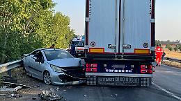 Violento scontro tra due auto e un mezzo pesante
