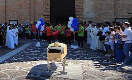 Ombriano: ultimo saluto a Federico tra musica, balli e palloncini colorati