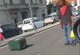 Caos in via Dante, poi si scaglia contro i carabinieri: 30enne violento denunciato
