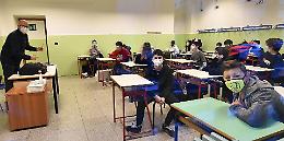 Scuole, stop all'obbligo di mascherine ma meno alunni nelle aule 