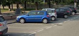 Dodici posti auto per mamme e papà