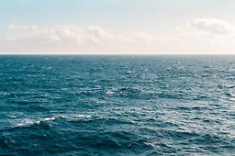 Disperso in mare, giovane ritrovato vivo nove ore dopo