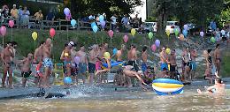 Salta il «tuffo» di Ferragosto, al suo posto una camminata