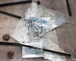 Vandali in stazione: vetro in frantumi