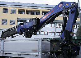 Camion si incastra sotto ponte a Brescia e causa gravi danni