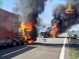Grave tamponamento sulla A21: furgone schiacciato tra due mezzi pesanti, due vittime