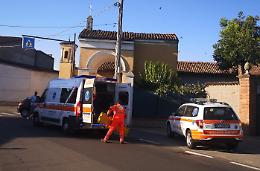 Perde il controllo dell'auto e si schianta contro il muretto del chiesuolo