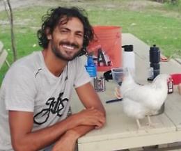 Lungo il Po con la sua gallina: viaggio a due verso il Nepal