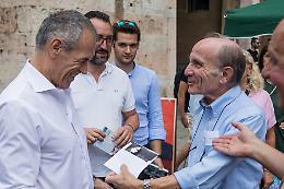 Elezioni politiche,  Cottarelli  tra la gente al mercato