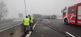 Tir ribaltato in A1, chiuse corsie sud dopo casello Lodi
