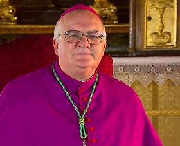 Parrocchie accorpate, monsignor Perego contestato esce scortato dai carabinieri