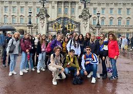 Scuola, l'Anguissola a Londra nel silenzio irreale per la morte della regina