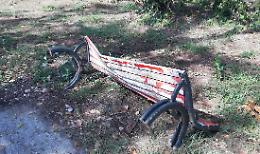 Vandali al parco al Po. Panchine nel mirino dei 'nuovi barbari'