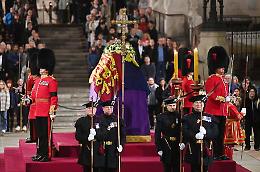 Oggi i funerali solenni della Regina, chiusa la camera ardente